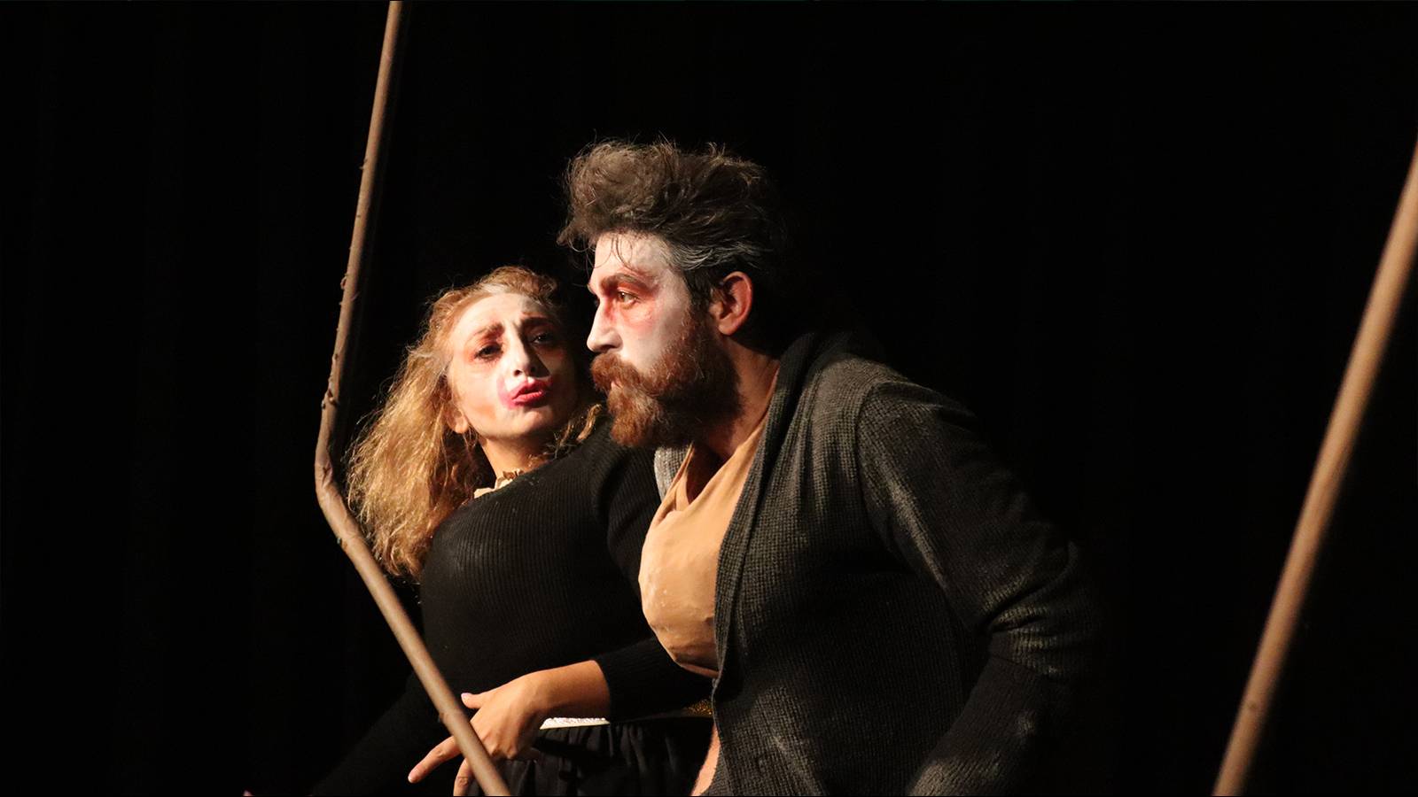 eve donusler oyunu sahnelenmeye devam ediyor Zn8UngEM