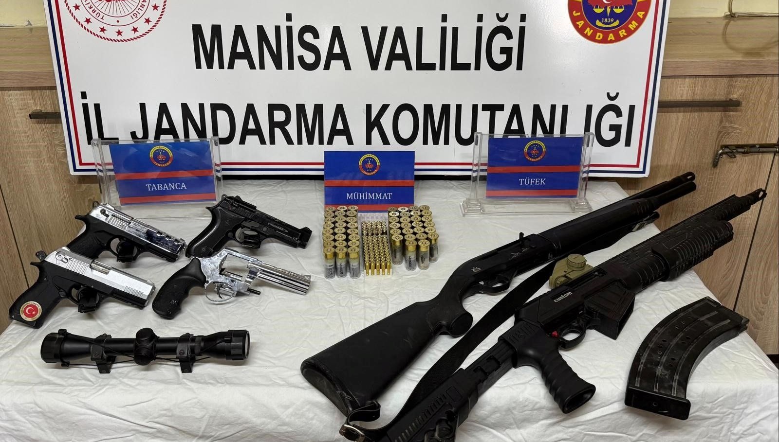 manisada bir evde cok sayida ruhsatsiz silah cikti vfFnwhfQ