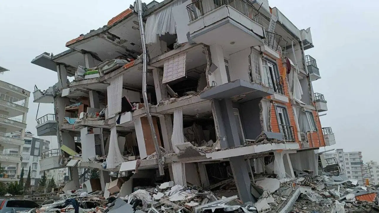 depremde yikilan burak yapi sitesi davasinda kamu gorevlileri ilk kez hakim karsisina cikti savunmalari pes dedirtti q3hl71jX