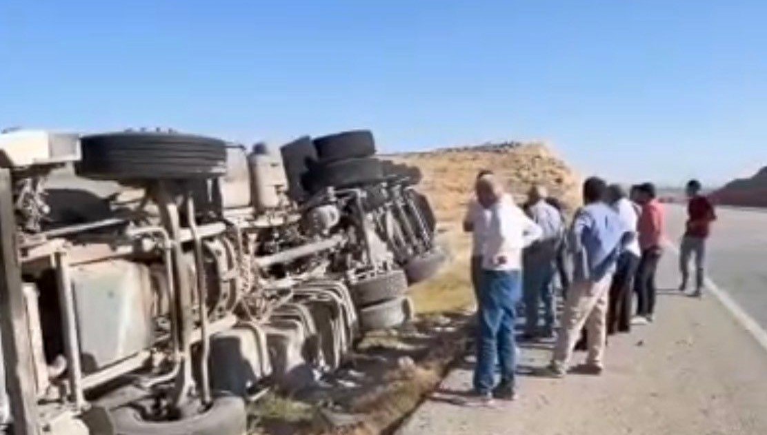 devrilen kamyonun surucusu hafif yaralandi fVkdyde1