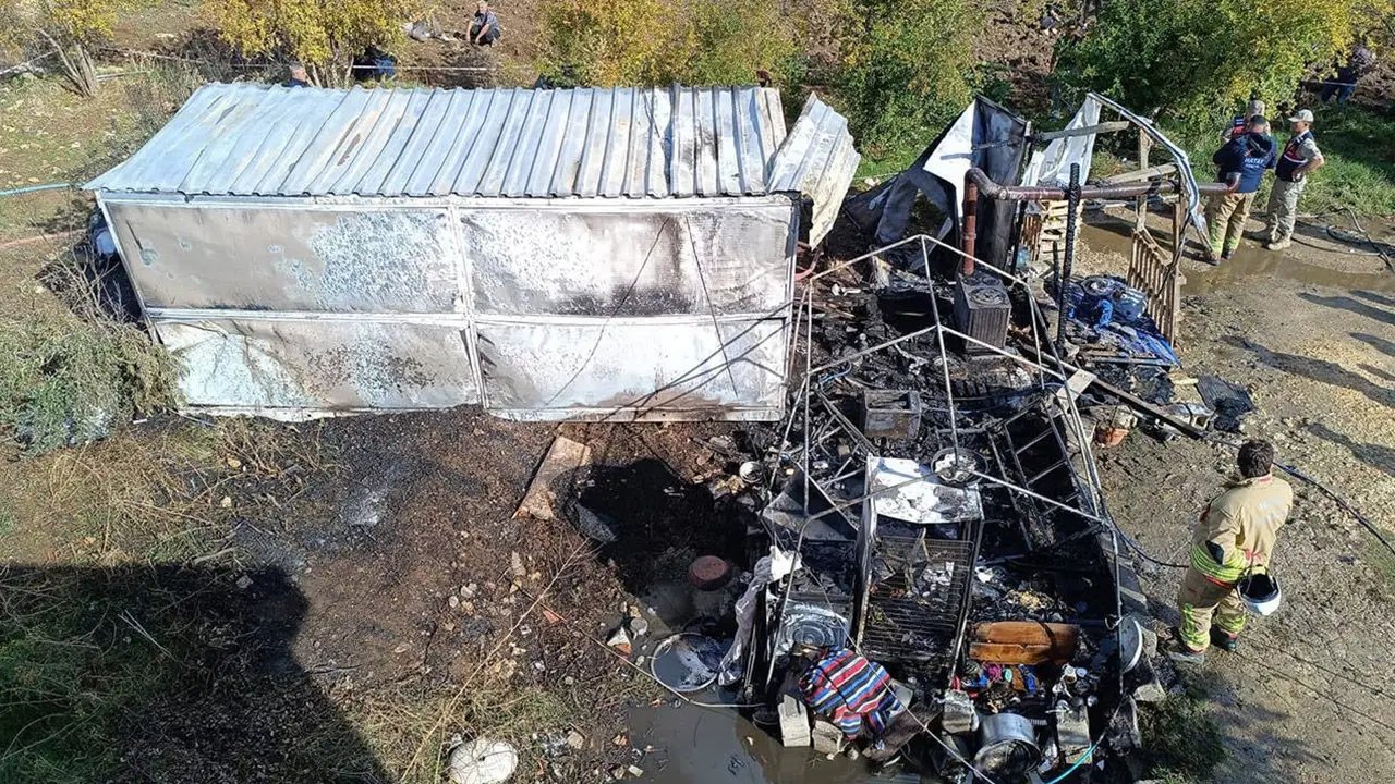 hatayda konteynerde yangin 1 yasindaki bebek kurtarilamadi VPjB3p8t.jpg