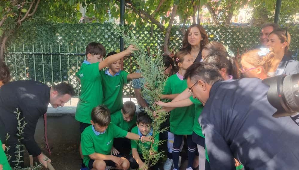 sehit ogretmen adinin verildigi okulda anildi YVCJUPuj.jpg