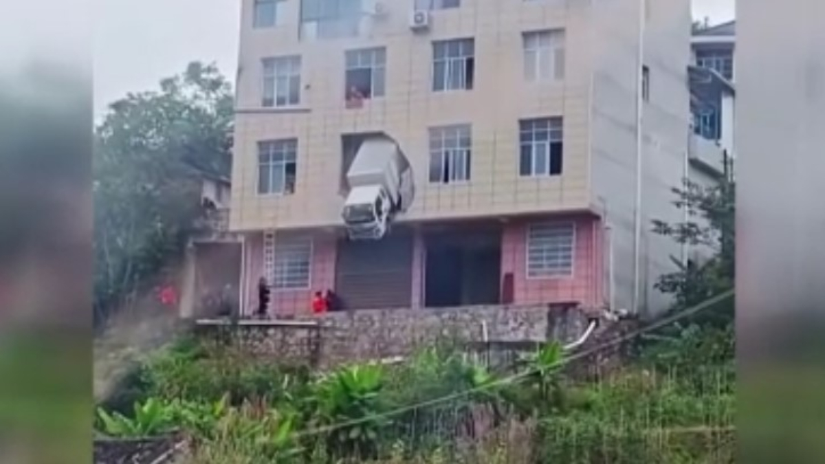 cinde kontrolden cikan kamyon bina duvarini asti hQbhYZdb.jpg