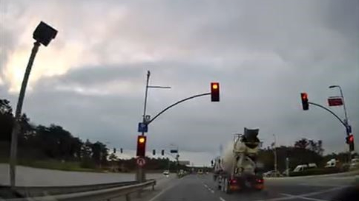 istanbulda kirmizi isik ihlali sonrasi suruculer olumden dondu lWzbfzVn.jpg