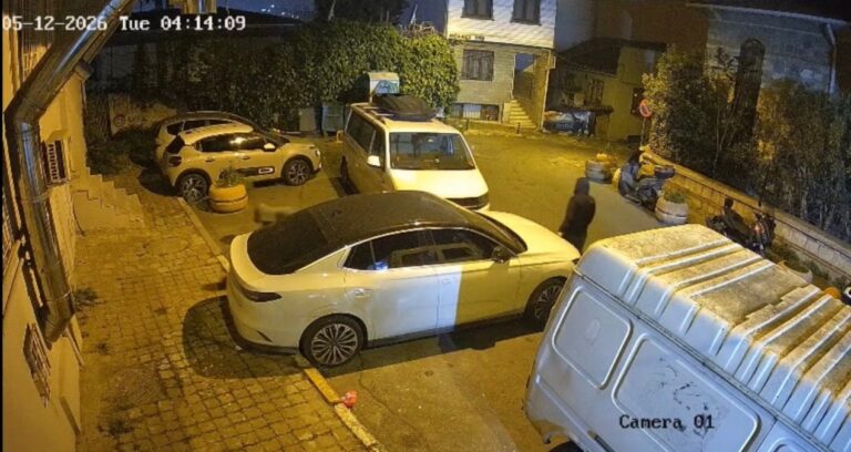 istanbulda-is-insaninin-aracina-bicakli-saldiri-milli-servetti-diye-isyan-etti-Bi2KG8fP